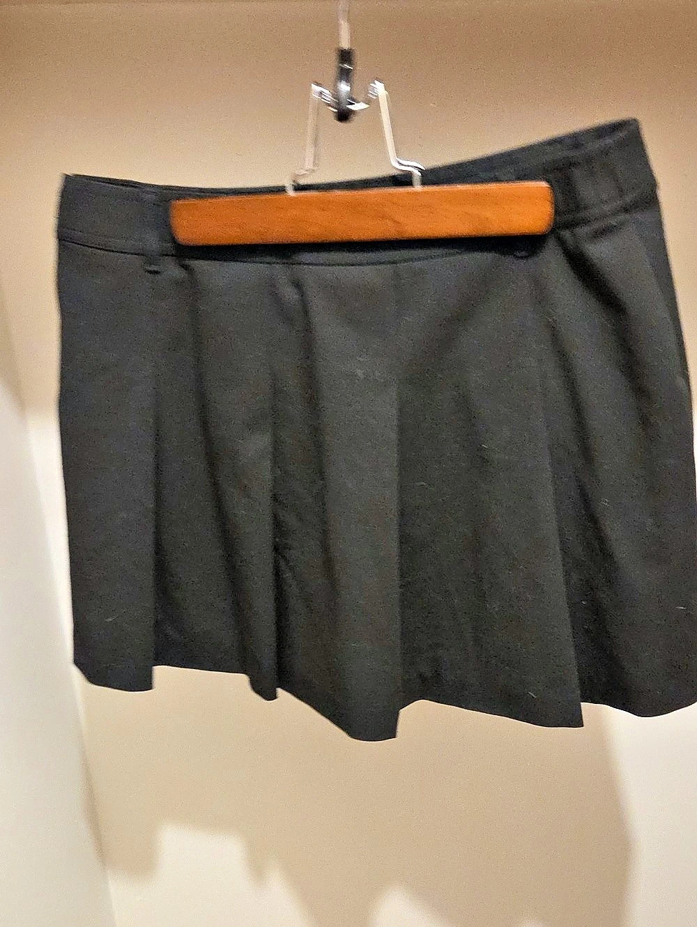 Uniqlo Pleated Mini Skirt in Black Waist 27–29 in Like New